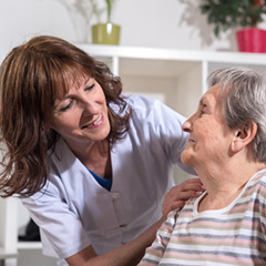 enfermeras a domicilio en Barcelona dando tratamiento a enfermos