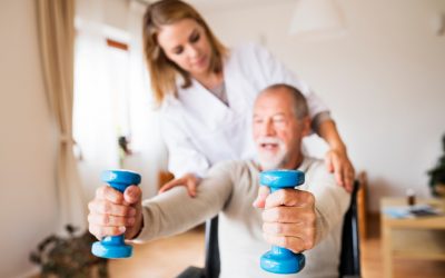 Ayuda a personas mayores a hacer actividades