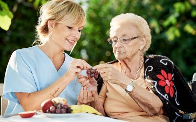 Cuidado de personas mayores a domicilio: día internacional de la mujer