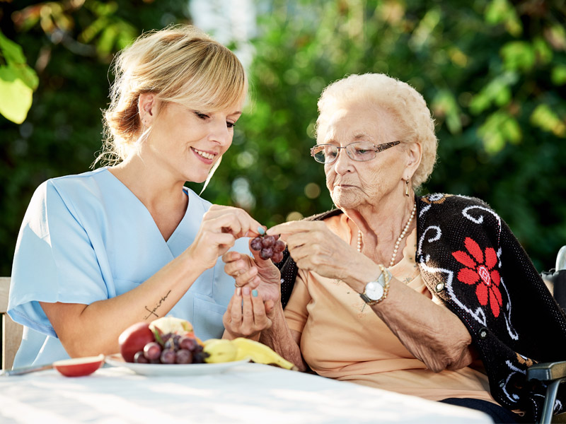 Cuidado de personas mayores a domicilio: día internacional de la mujer