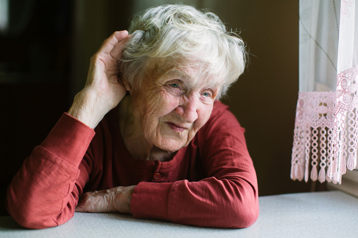 Pérdida auditiva y visual en los mayores: consejos para su cuidado