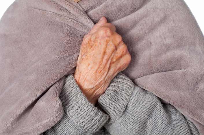 Cómo ayudar a las personas mayores a combatir el frío